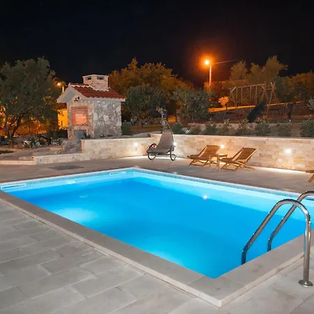 Gorgeous In Danilo With Wifi Holiday home *