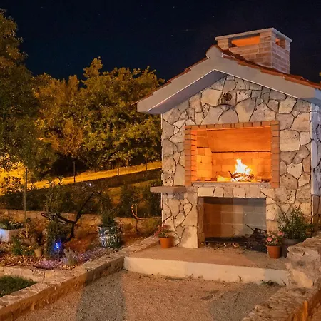 Tatil Evi Gorgeous In Danilo With Wifi