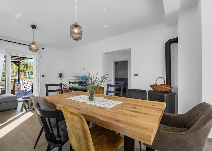 Gorgeous In Danilo With Wifi Holiday home *