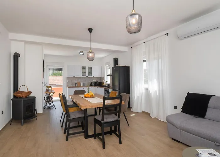 Gorgeous In Danilo With Wifi Casa de Férias Protega